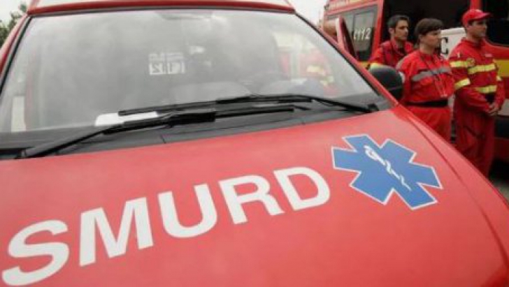 Arad: Şase persoane au ajuns la spital, după ce au intrat cu maşina într-un pom 