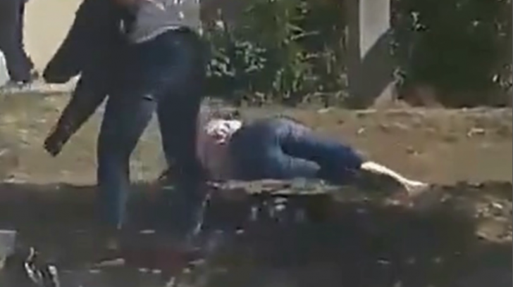Pumni şi picioare în cap, o fată a leşinat. Se întâmplă într-o şcoală din România. VIDEO ŞOCANT 