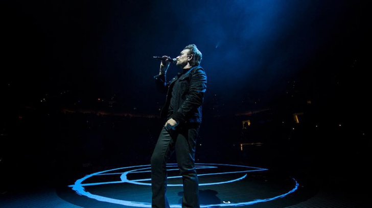 Bono de la U2 a rămas fără voce, în timpul concertului. Trupa şi-a anulat show-ul