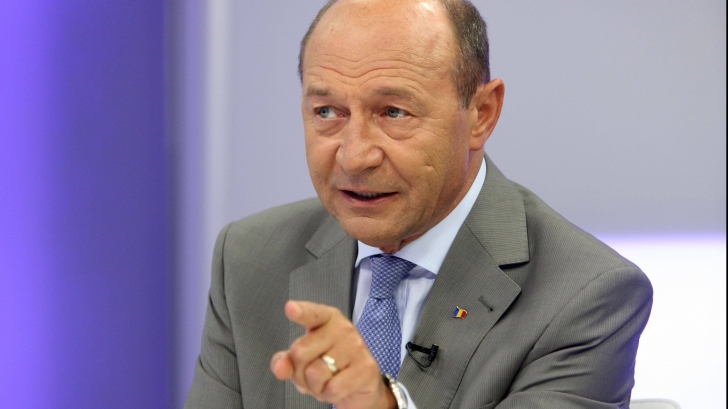 Băsescu, atac la Guvern: Defilează în pesta porcină cu paiața de la Agricultură
