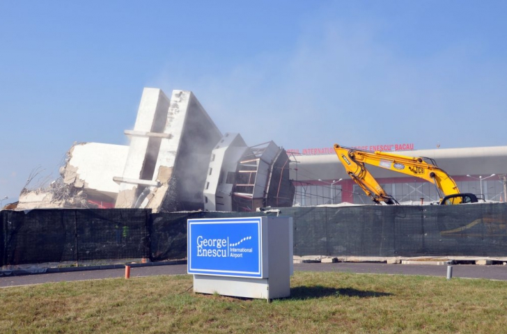 Imagini incredibile, cum a fost demolat vechiul turn al Aeroportului Bacău
