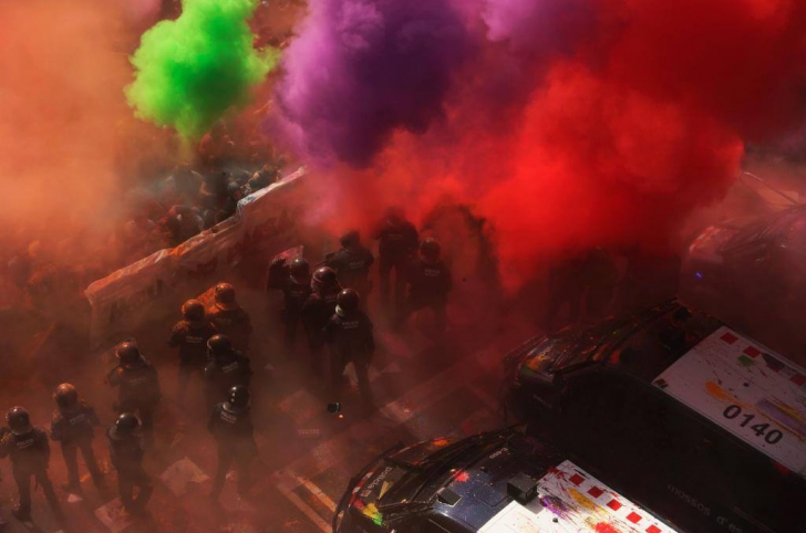 Violenţe în Catalonia, la un an de le referendumul ilegal. Ciocniri între separatişti şi Poliţie