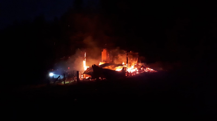 VIDEO: Incendiu în judeţul Argeş, la o casă de vacanță