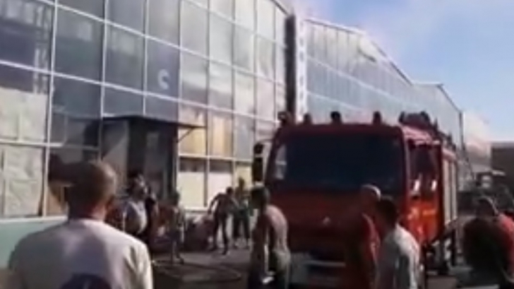 Incendiu la un centru comercial din Brăila. Pompierii intervin 