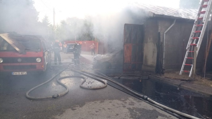 Incendiu puternic în Ploiești, au ars două case şi dependinţe