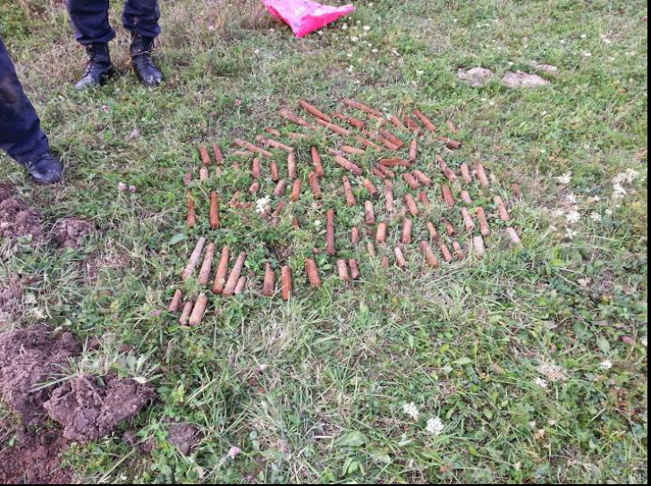 64 de elemente de muniție descoperite pe un câmp din Buzău
