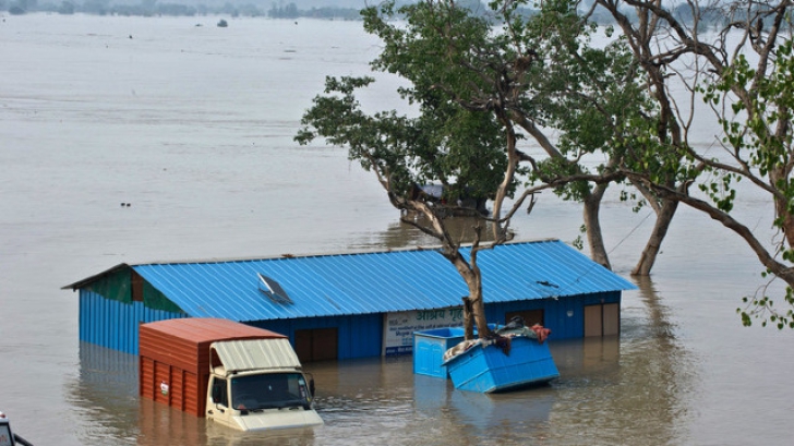 TRAGEDIE. Peste 100 de persoane au decedat în urma inundaţiilor