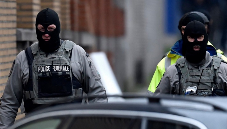 Alertă cu bombă la Paris. Poliţia franceză a închis o parte din Champs Elysees