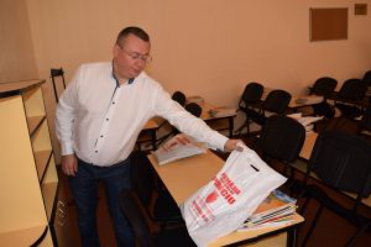Un primar din Vrancea a dat elevilor rechizite "politizate". Pe sacoşe, numărul şi numele său 