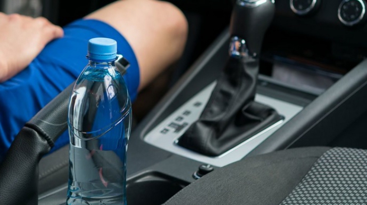 De ce NU ar trebui să lași sticlele de plastic în mașină