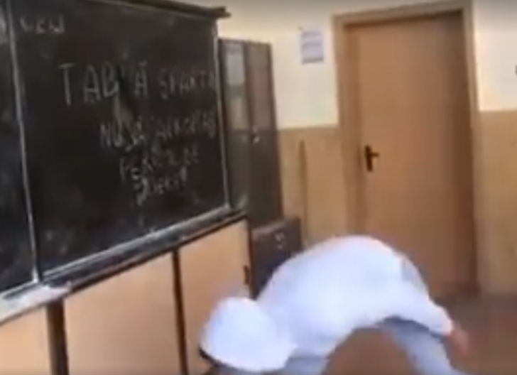 UPDATE: Flmarea cu elevul care sparge tabla, localizată în Slatina, este din Botoşani