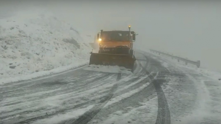 VIDEO. Strat de zăpadă de 10 centimetri, acțiuni de deszăpezire: iarnă în septembrie în România