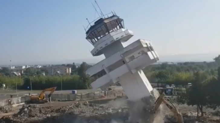 Imagini incredibile, cum a fost demolat vechiul turn al Aeroportului Bacău