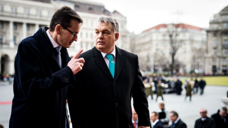 Premierul maghiar Viktor Orban alături de omologul polonez, Mateusz Morawiecki