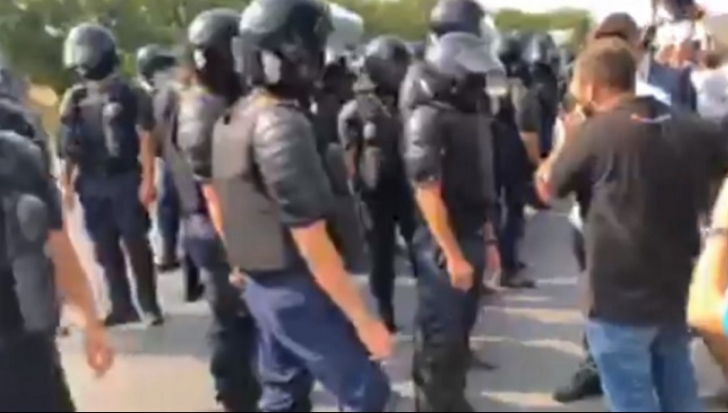 Unioniștii de la Chișinău, ”bruscați” de forțele de ordine. Un deputat român, târât de jandarmi