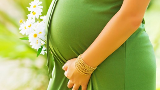 Cum depistau femeile, în trecut, că sunt însărcinate? Trei metode incredibile, de la testul grâului la metoda mierii