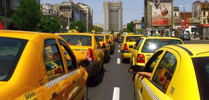 Taximetriștii din înteraga țară au ieșit în stradă să protesteze! Ei cer eliminarea companiilor de transport alternativ