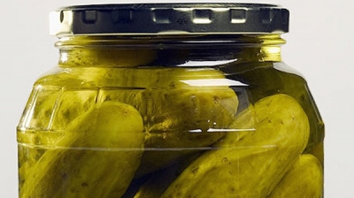 Nu mai arunca zeama de la castraveţii muraţi! E miraculoasă pentru organism