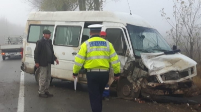 Accident cumplit în Tulcea: A intrat cu maşina într-un microbuz după care s-a răsturnat
