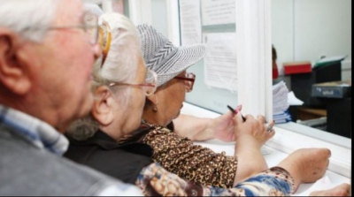 Pensionarul român, țepuit de stat cu 450 euro pe lună dacă nu apucă 75 de ani 