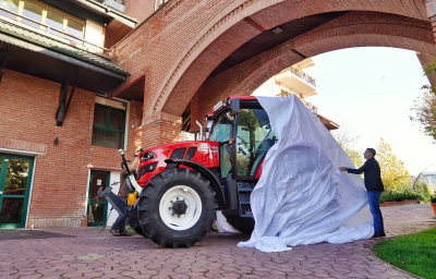 Tractorul nostru se întoarce. Primul tractor 100% românesc din ultimii 15 ani cucereşte Europa