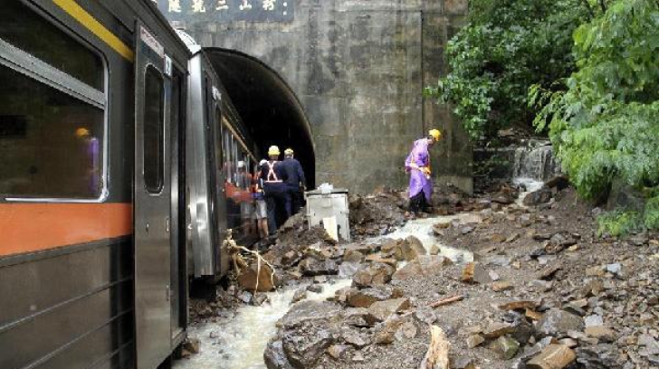 Cel puţin 17 morţi şi peste 120 de răniţi după deraierea unui tren în Taiwan