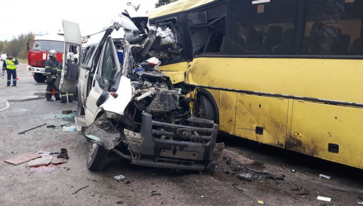 Accident cumplit pe autostradă: 13 morți scoși dintre fiarele contorsionate