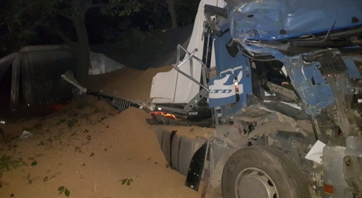 Accident rutier // Șofer bulgar rănit, după ce s-a răsturnat cu tirul