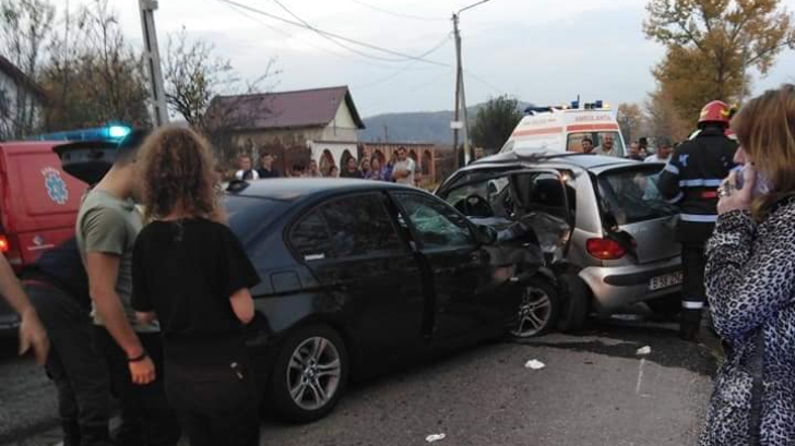 Un BMW şi un Matiz s-au ciocnit în Argeş. Poliţiştii, şocaţi când au văzut cine conducea Matizul