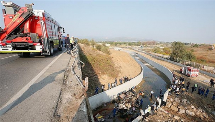18 morţi, printre care şi copii, într-un accident în Turcia. Un camion s-a răsturnat 