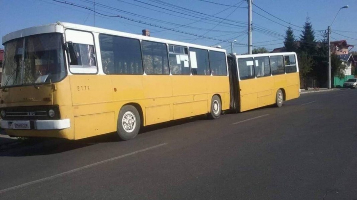 România. Călători în pericol: Un autobuz s-a rupt de la jumătate