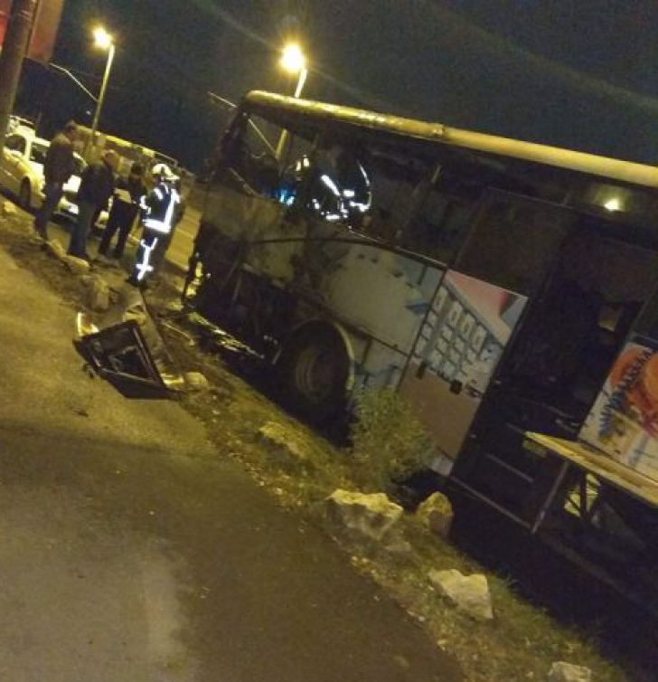 Imagini de groază, un autobuz a ars ca o torţă, în judeţul Braşov (VIDEO) 