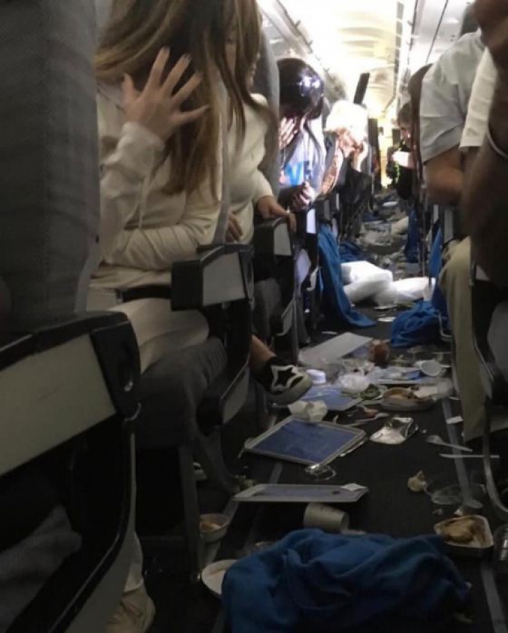 PANICĂ la bordul unui avion. Mai mulţi pasageri au fost răniţi. TURBULENŢE extreme 