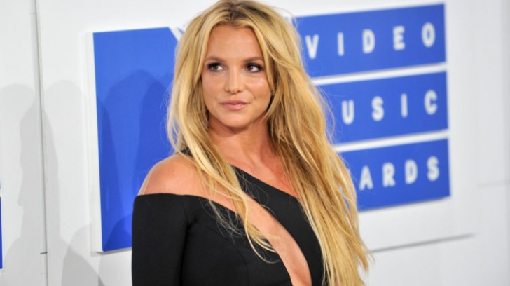Britney Spears, dezbrăcată pe scenă