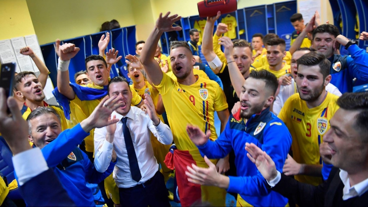 Imaginile bucuriei în vestiarul naționalei U21: Mirel Rădoi, așa cum nu l-ai mai văzut!
