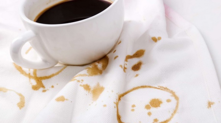 Cum poţi scoate petele de cafea de pe haine