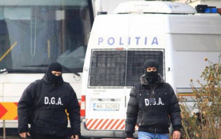 Doi poliţişti din Tulcea, reţinuţi pentru luare de mită