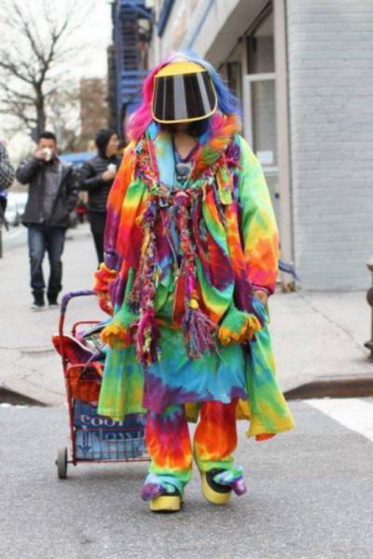10 oameni de pe stradă care îți dovedesc că moda a luat-o razna. Definitiv!