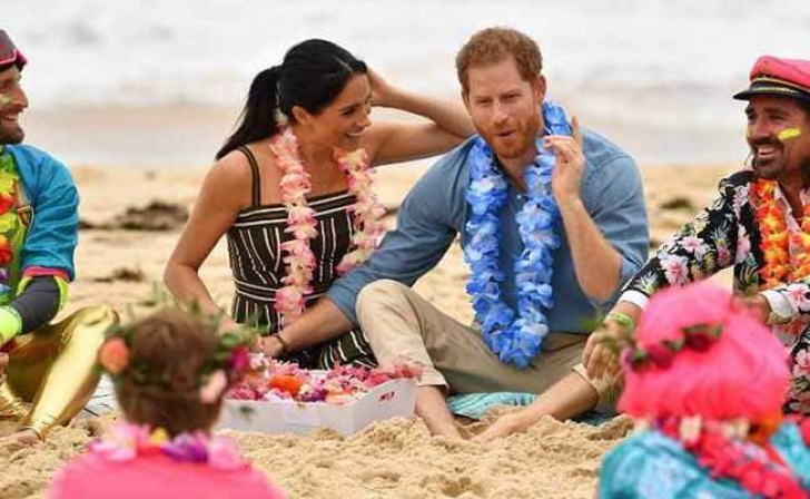 Prinţul Harry și soția sa, desculți pe plajă 