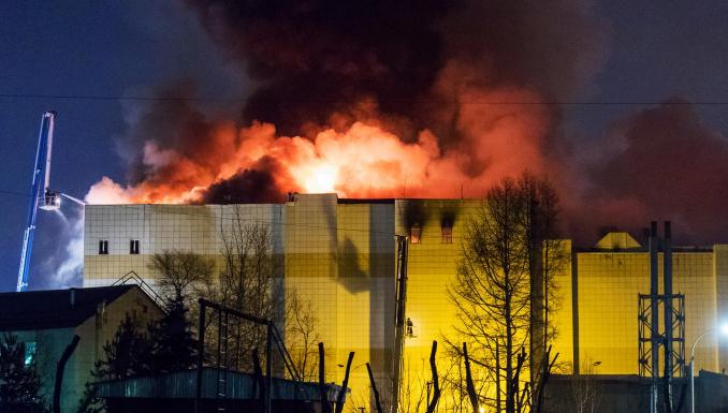 Alertă în Rusia! Peste 400 de persoane evacuate din cauza unui incendiu într-un mall