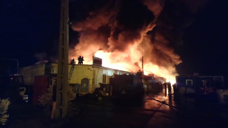 Incendiu puternic la un depozit de uleiuri şi vopsea din Sibiu