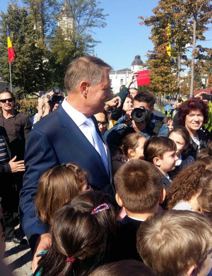 Iohannis, apostrofat de 20 de copii care l-au rugat să facă o fotografie cu ei