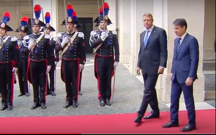 Klaus Iohannis calcă pe urmele Vioricăi Dăncilă. Gafă de protocol în Italia