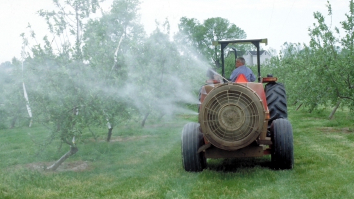 Ministrul Agriculturii se opune reducerii de pesticide pentru fermierii români