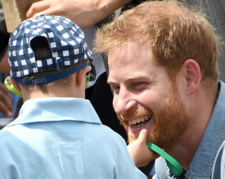 Prințul Harry, tras de barbă de un băiețel de cinci ani 