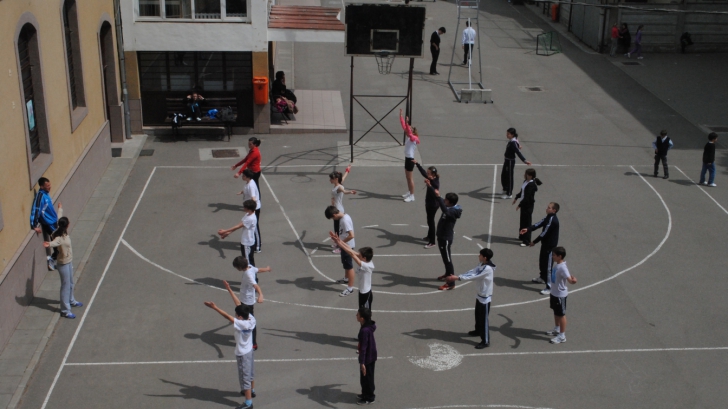 Anchetă în Constanţa: Un profesor a publicat imagini cu elevii echipându-se pentru ora de sport
