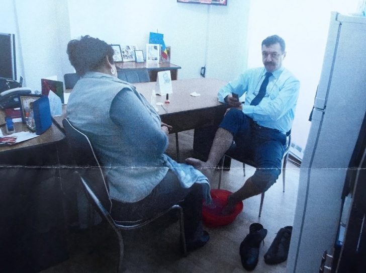 Un director din Primăria Târgu Jiu a pus femeia de serviciu să-i facă pedichiura