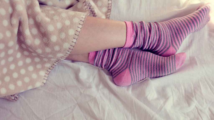 De ce e bine să dormi cu șosete în picioare