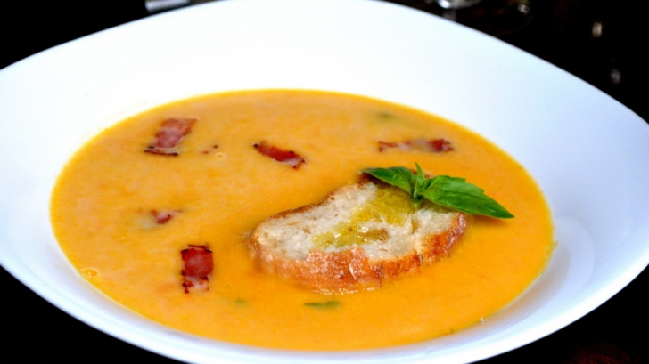 Reţeta zilei: supă cremă de dovleac. Simplu, rapid şi extrem de delicios 