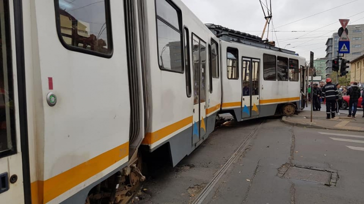 Două tramvaie s-au ciocnit în Bucureşti: o femeie, rănită